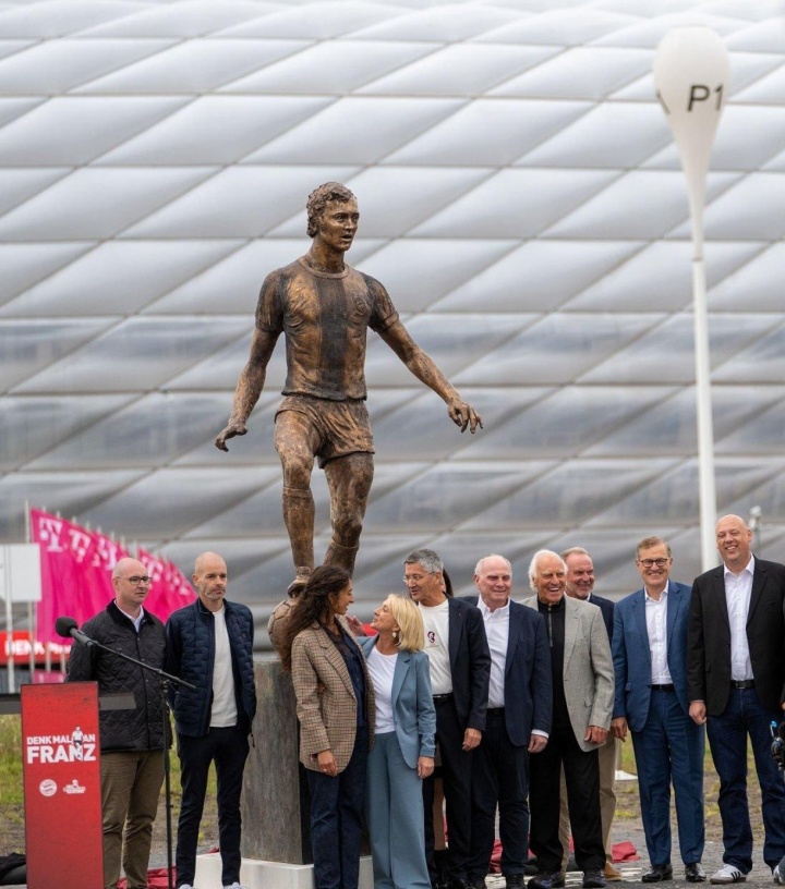 贝肯鲍尔雕像揭幕！海纳致辞：足球是短暂的，但传奇永存我们心中