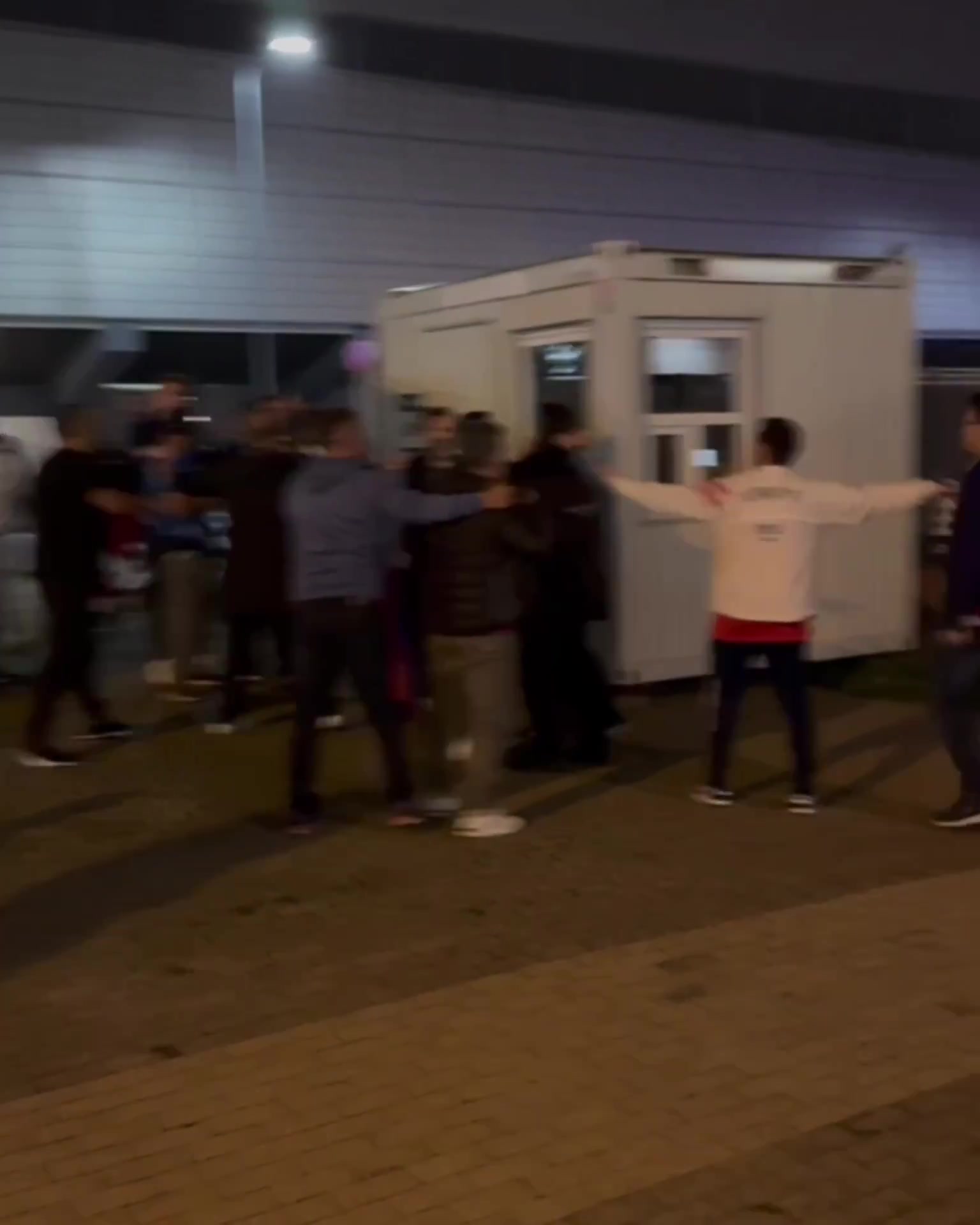 希腊与土耳其比赛结束后 场外双方球迷爆发激烈冲突！