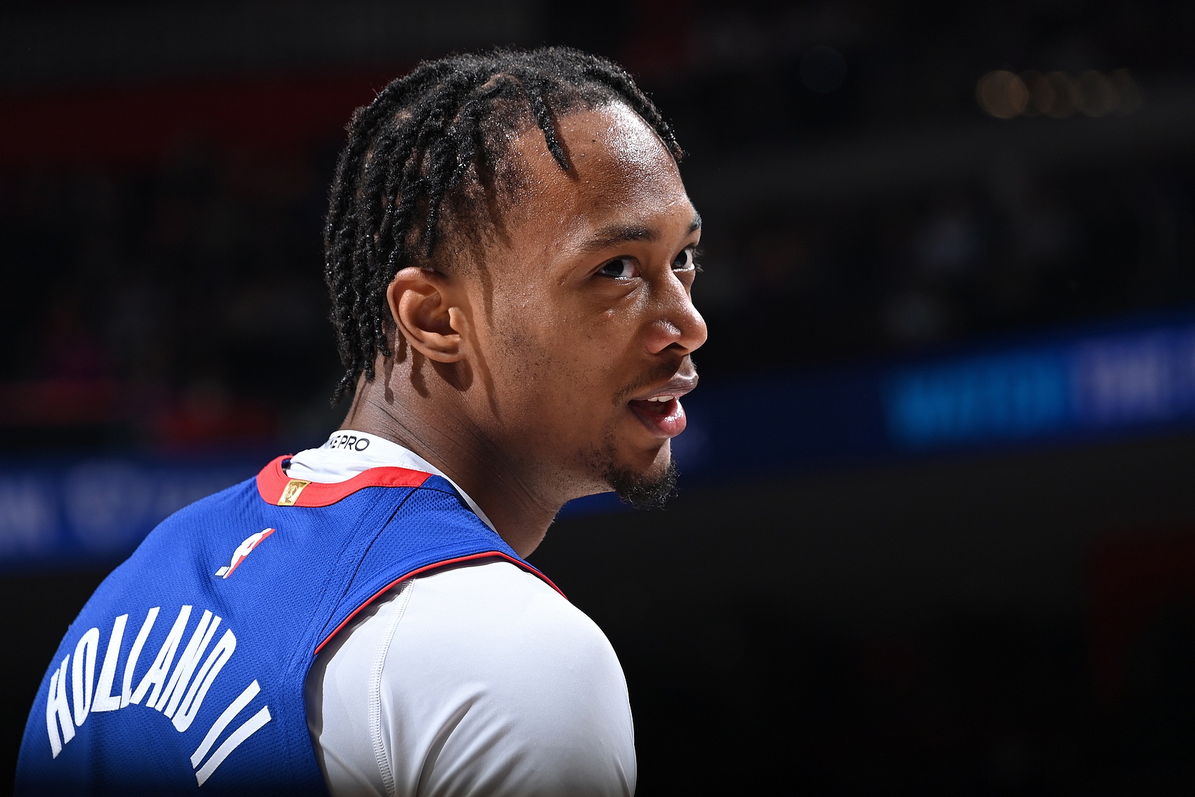 奥萨尔-汤普森：能改变球队氛围的不只有老将 霍兰就做到了这一点