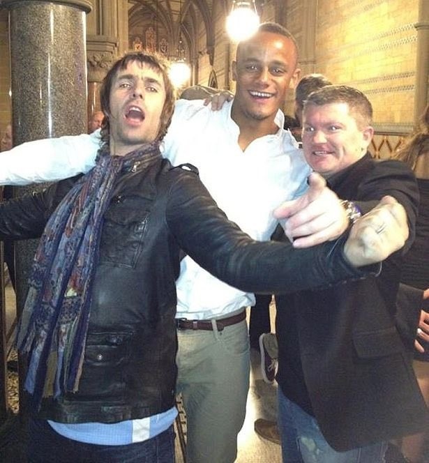 孔帕尼发文悼念曼城忠实球迷、拳王哈顿：安息吧，传奇