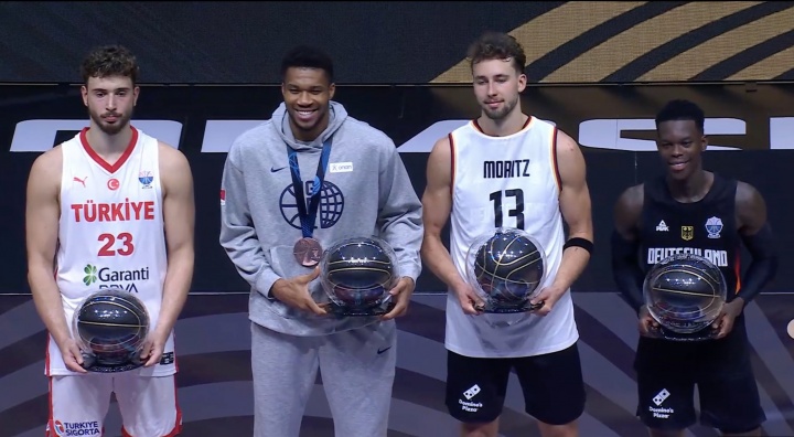 对自己要求很高！最佳阵容领奖的4人 只有申京没笑