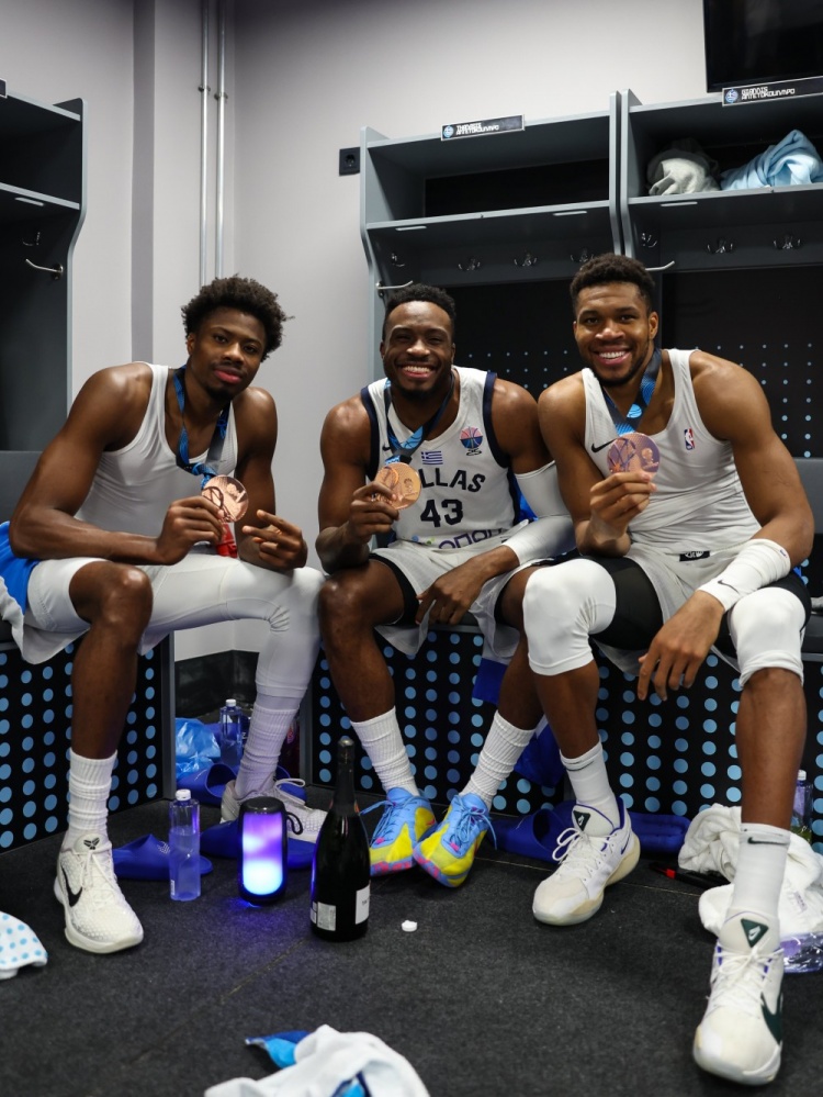 一次赛事三枚铜牌！字母哥晒三兄弟夺得铜牌后的合照