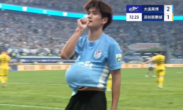 庆祝动作有何特殊含义？刘祝润笑答：我老婆怀孕了