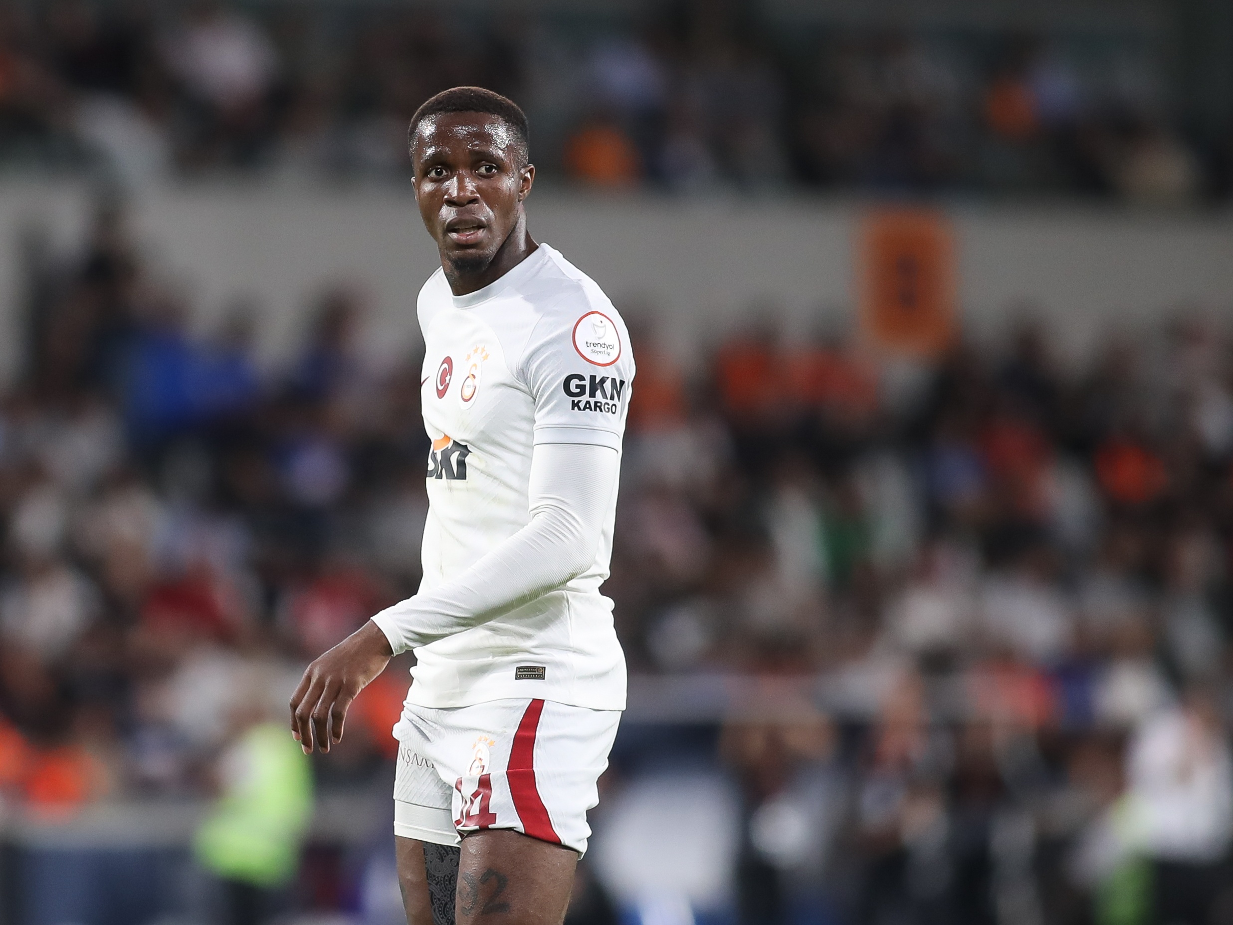 邮报：扎哈控股球队被迫花1万镑，来清理因游客露营产生的垃圾