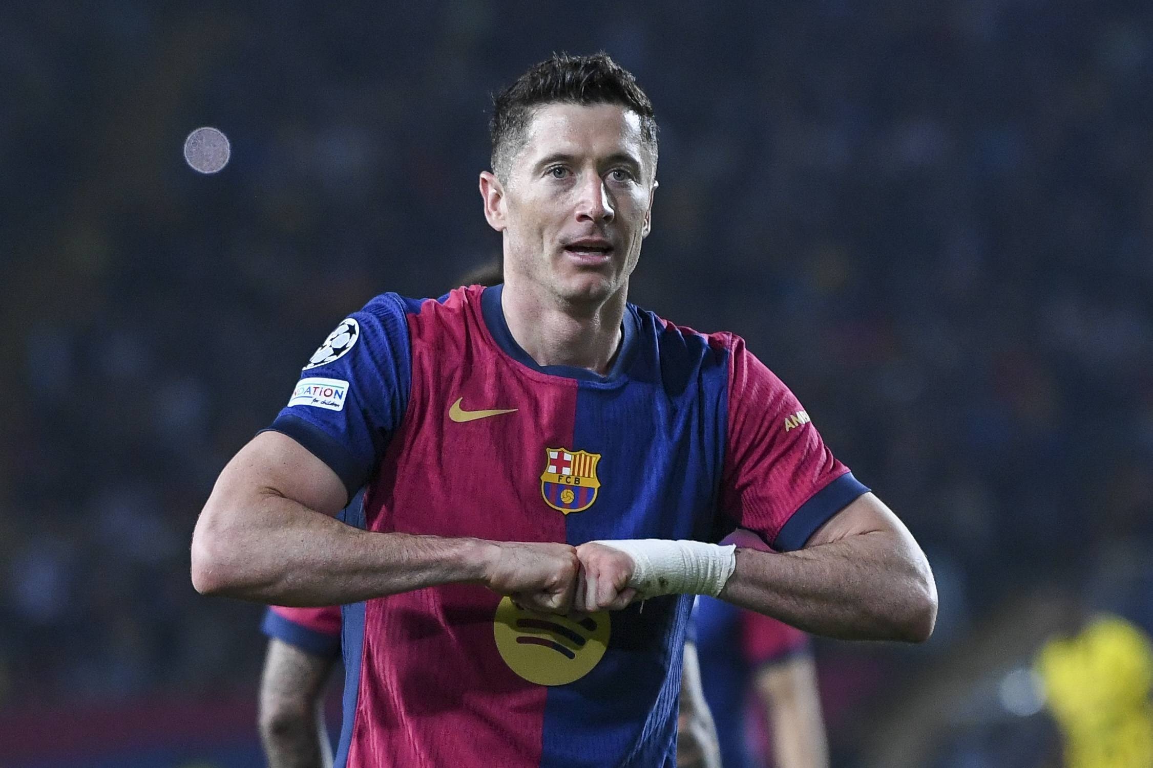 莱万+拉菲尼亚！同队两名替补一场比赛梅开二度，西甲历史首次