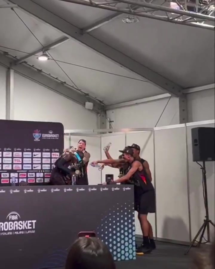 生日夜夺冠+MVP！施罗德赛后新闻发布会被队友泼水庆生&唱生日歌