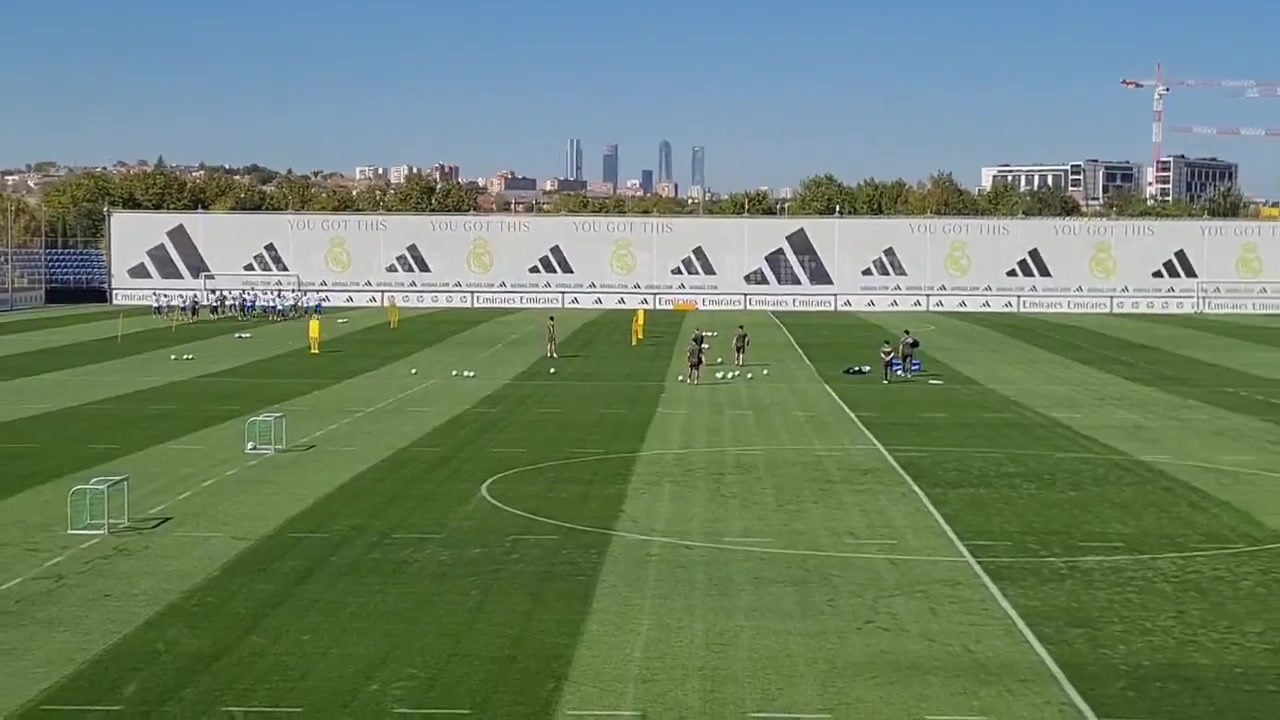 记者：由于欧冠赛前兴奋剂检查，皇马训练时间推迟了一个小时