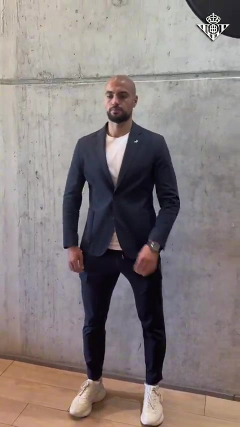 开启新篇章！贝蒂斯晒阿姆拉巴特签约、亮相视频