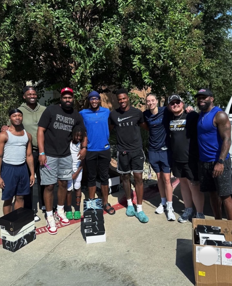 感谢付出！飞翼结束本赛季征程 佩奇-布克斯给陪练球员送球鞋礼物