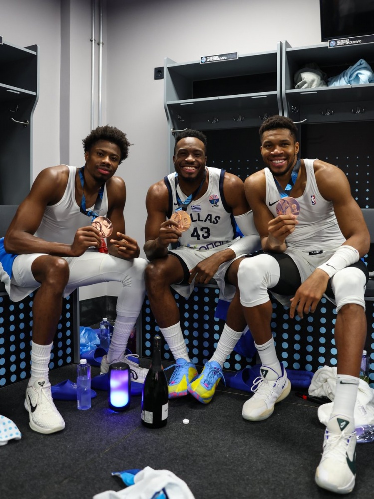 字母晒三兄弟戴奖牌合照！大加祝贺：为国争光 恭喜你的家人