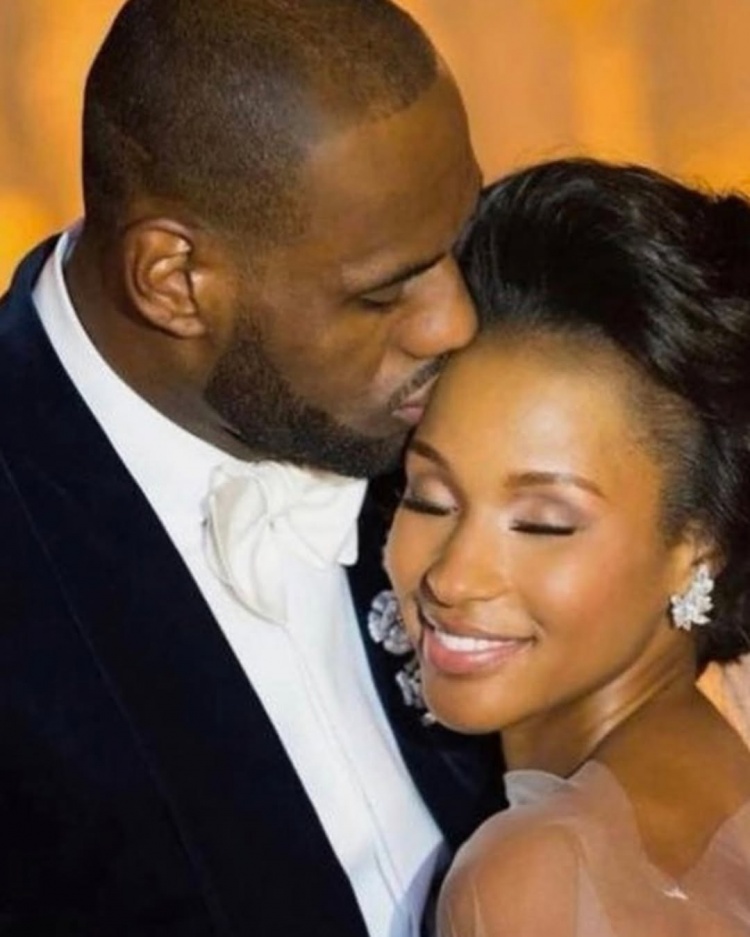 詹姆斯母亲晒照：祝我的儿子儿媳结婚纪念日快乐 我为你们祈福