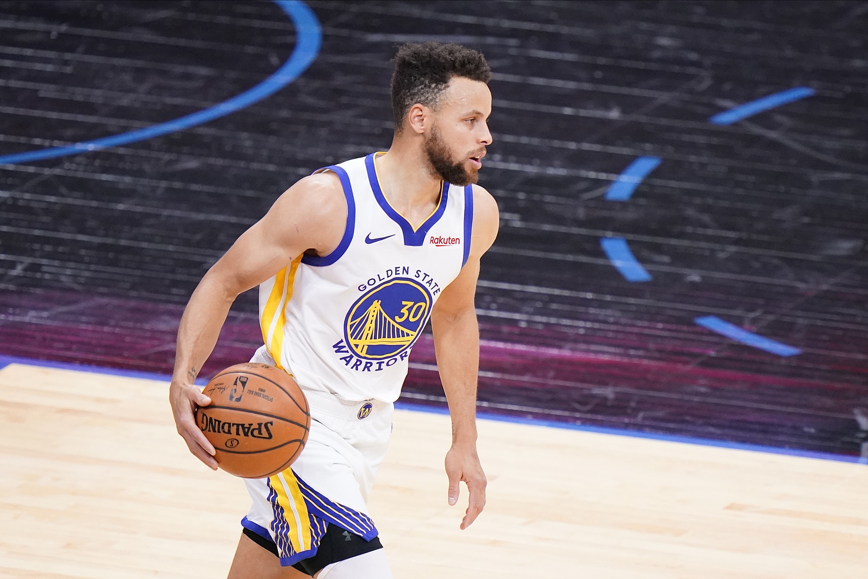 查尔莫斯：库里不是控卫 他不靠传球主导比赛 对手也不担心他传球