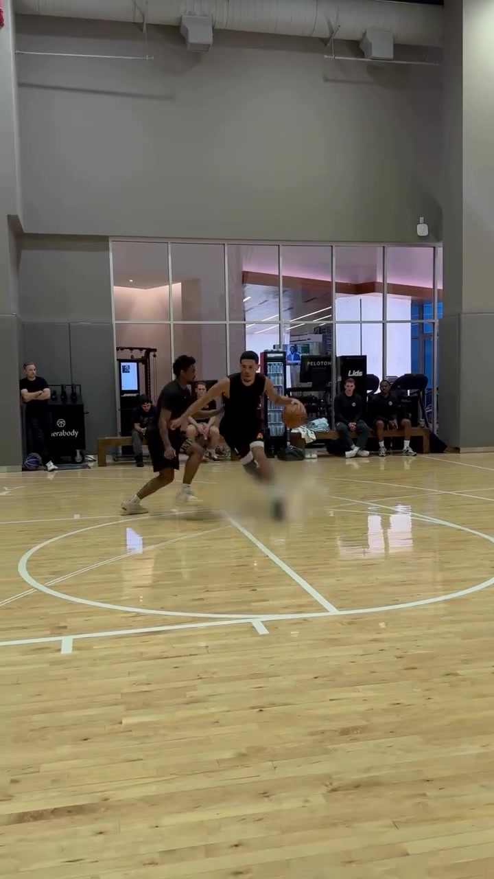 留点悬念！训练师晒布克训练集锦 上脚最新签名鞋但被打上马赛克