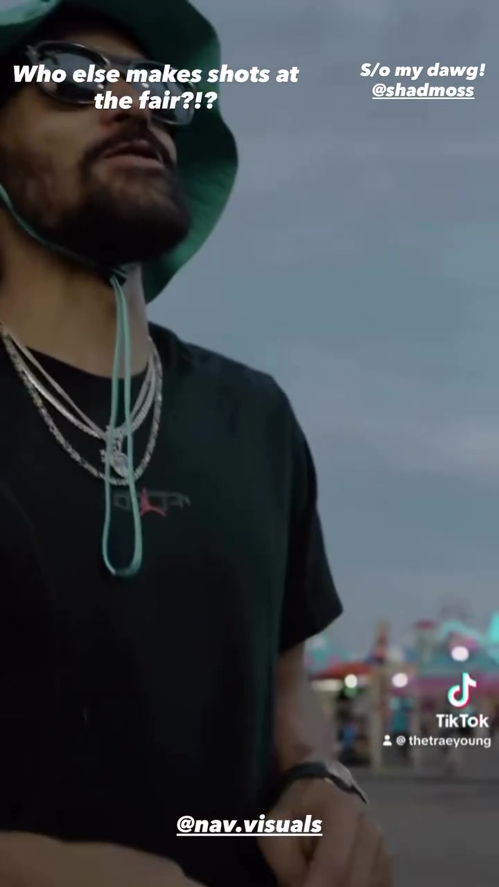 满级大佬突袭新手村！特雷-杨游乐场玩投篮游戏 连进6个拿走奖品