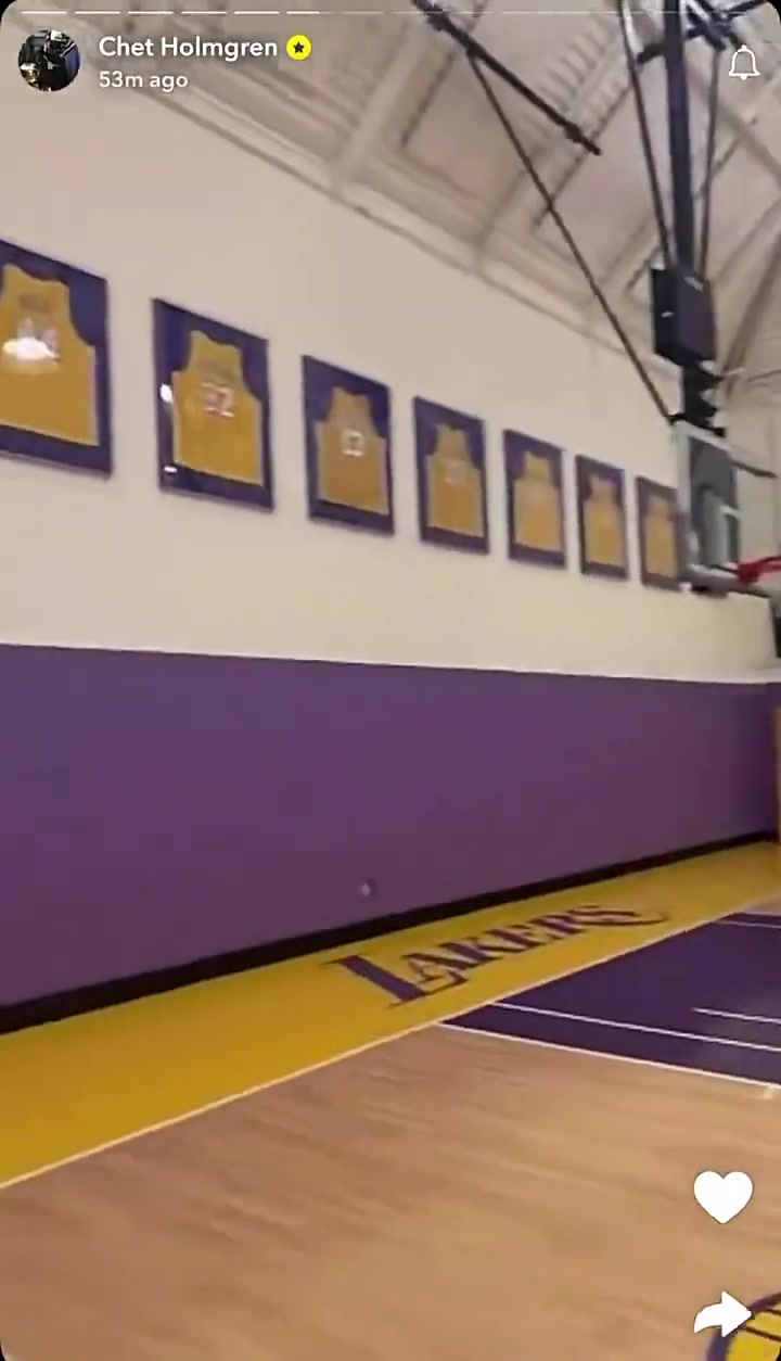 借用一下？霍姆格伦和哈尔滕施泰因在湖人球馆进行训练