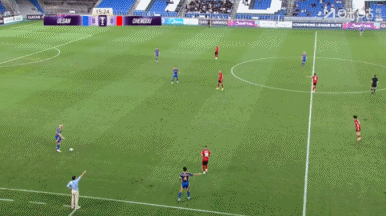 好险！蹇韬出击至禁区边摘球脱手，好在二次反应将球拿下