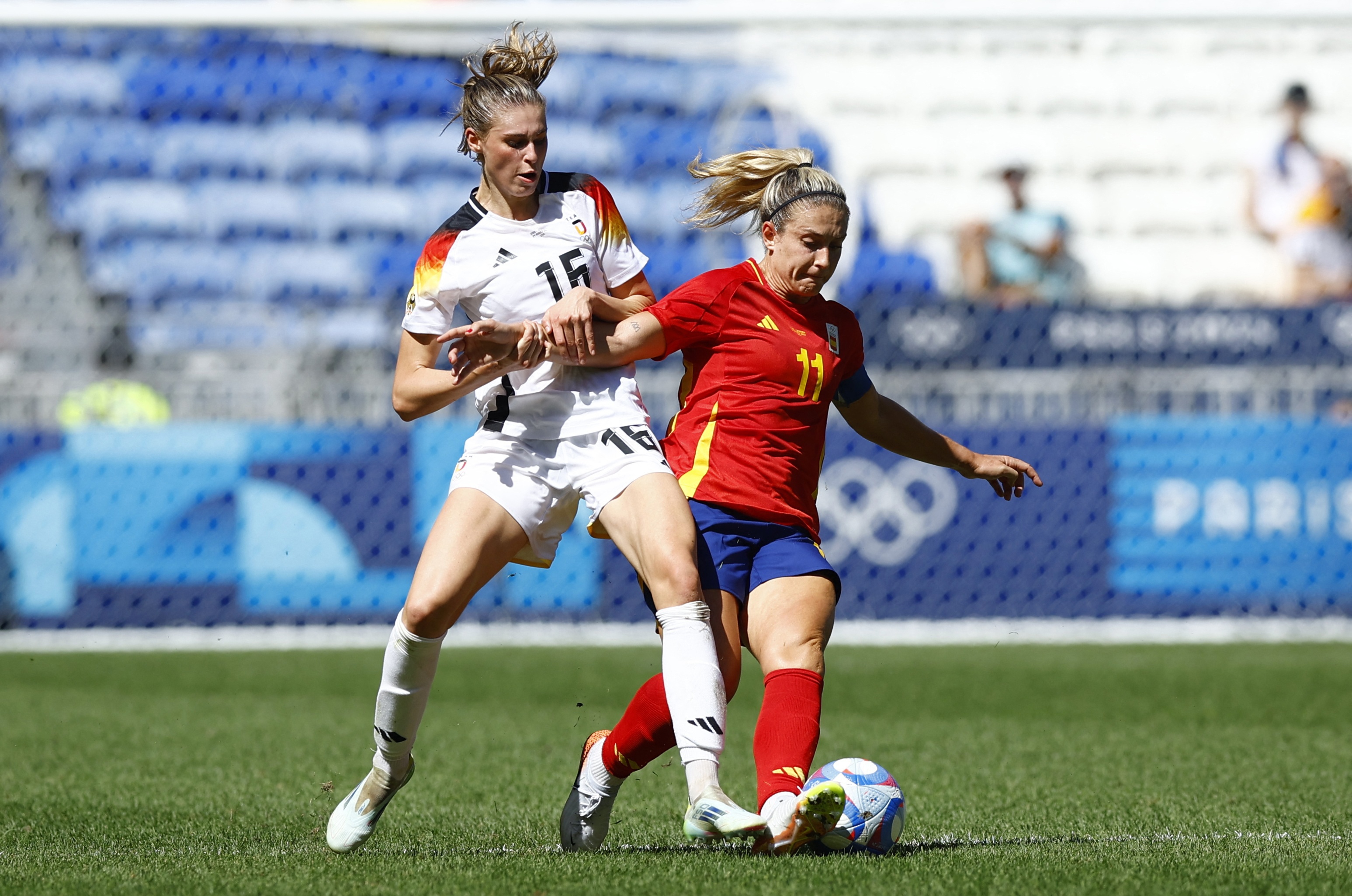 拒绝高薪+长约！ESPN：普特拉斯决定留在巴萨女足，拒绝巴黎邀约