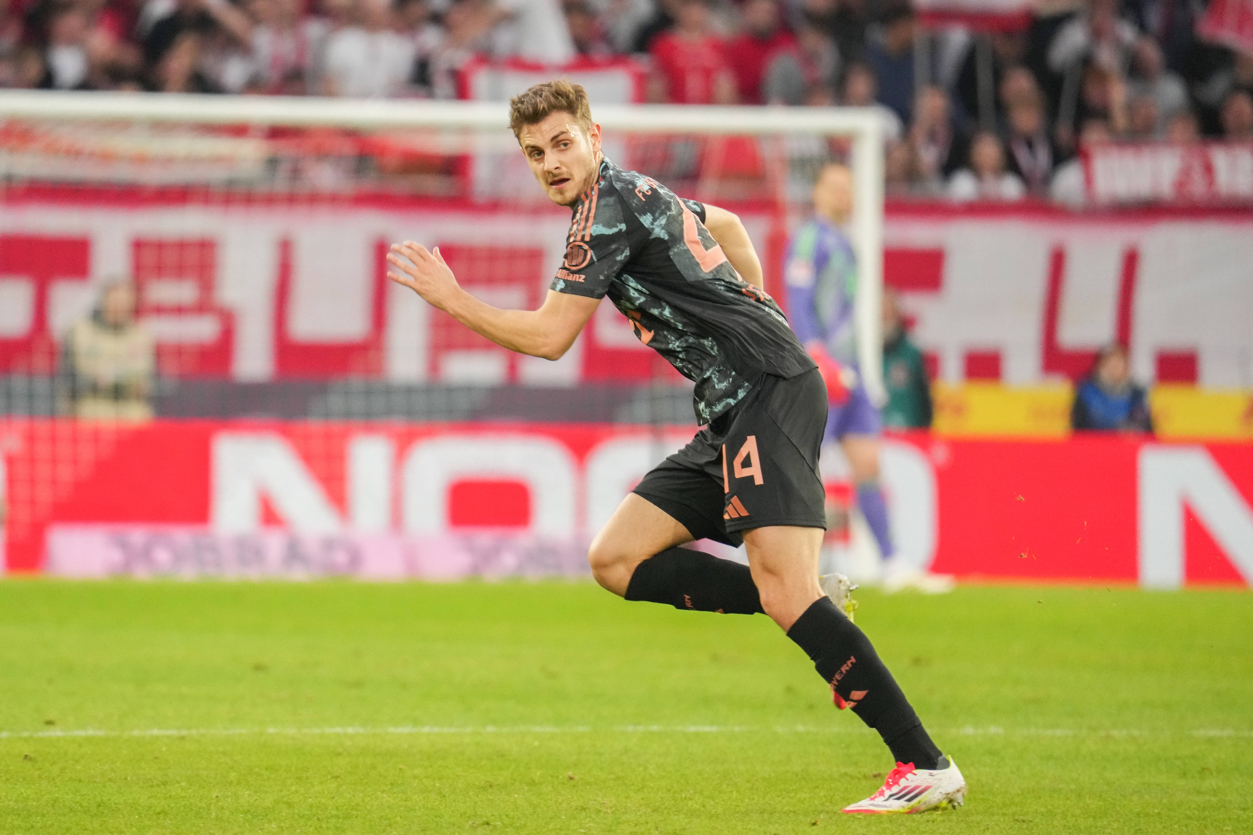 拜仁官方：斯坦尼西奇右膝内侧韧带部分受伤，将暂时缺席