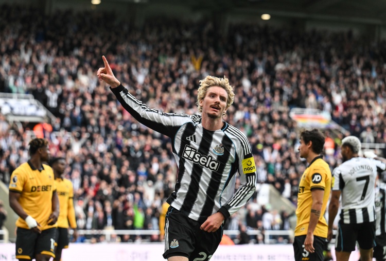 吉马良斯：沃尔特马德还不太适应英超的节奏，他半场过后就抽筋了