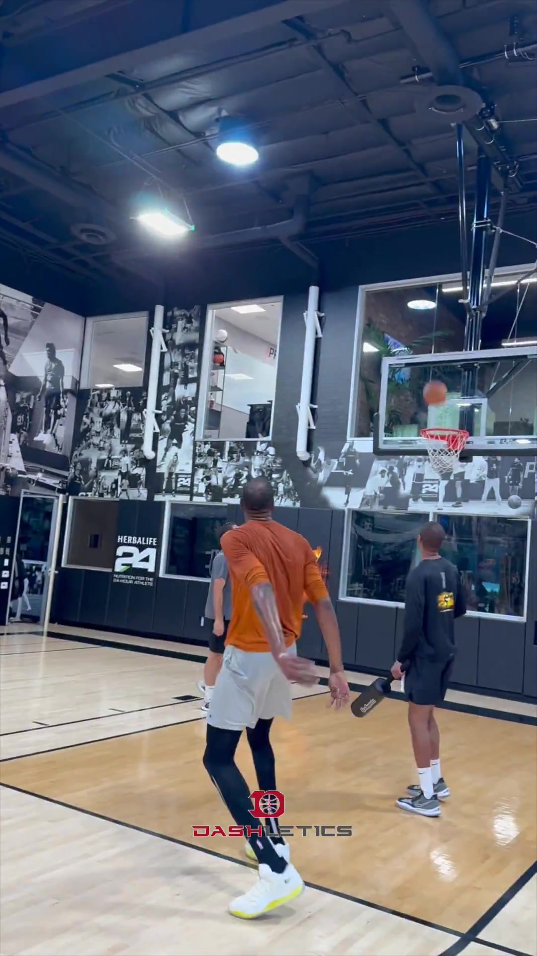 杜兰特训练秀绝活：超大幅度变向后出手 大跨步后转身无解中投！