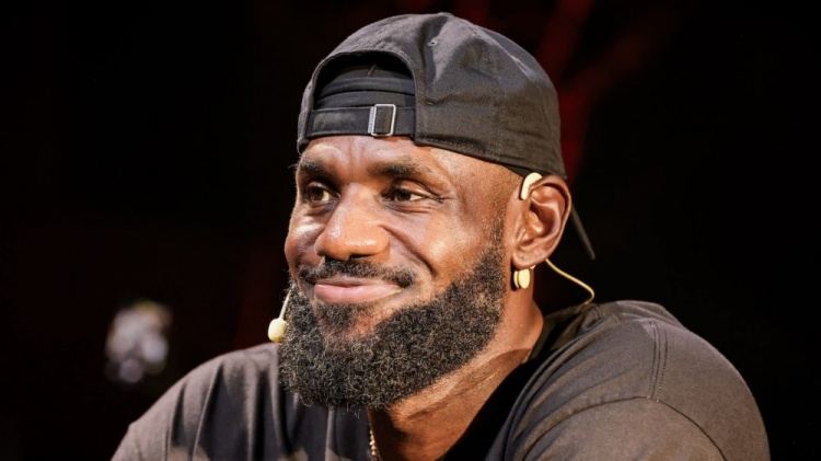 詹姆斯：我从高中起成名已久 没法带女儿去游乐园 但我仍享受生活