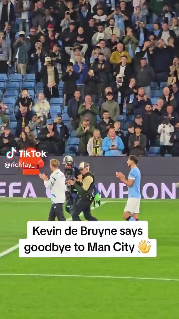 伊蒂哈德国王回来了！德布劳内赛后绕场，向曼城球迷鼓掌致意👋