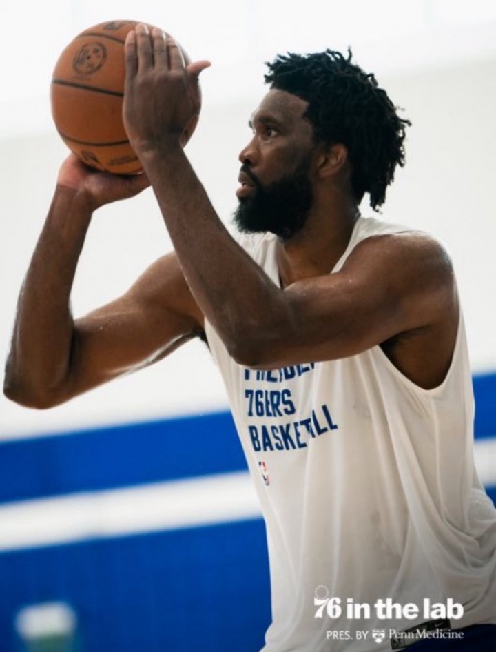 美记：恩比德在休赛期大幅减重瘦身 他已经为新赛季做好了准备