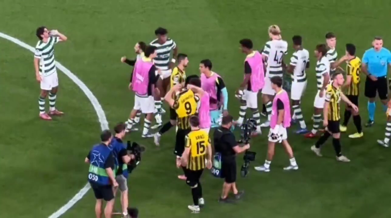 未来切尔西队友昆代和萨特帕耶夫欧冠赛后进行问候，后者赠送球衣