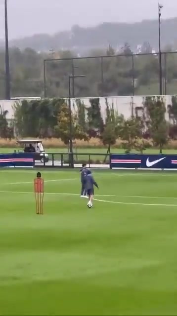 认可！球迷观看巴黎训练，为主帅恩里克送上掌声