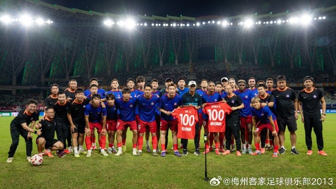 梅州客家球员廖均健、罗德里格 代表球队出战第100场正式比赛