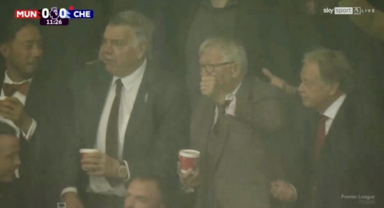 太阳报：弗格森和阿勒代斯一起看曼联vs切尔西，两人也都热爱赛马