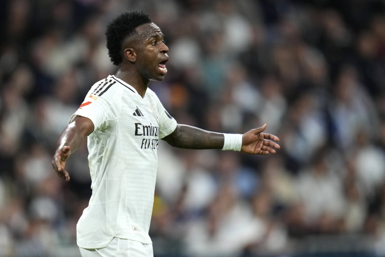 阿斯：维尼修斯在被换下后摔掉水瓶表示不满，举起双臂抱怨