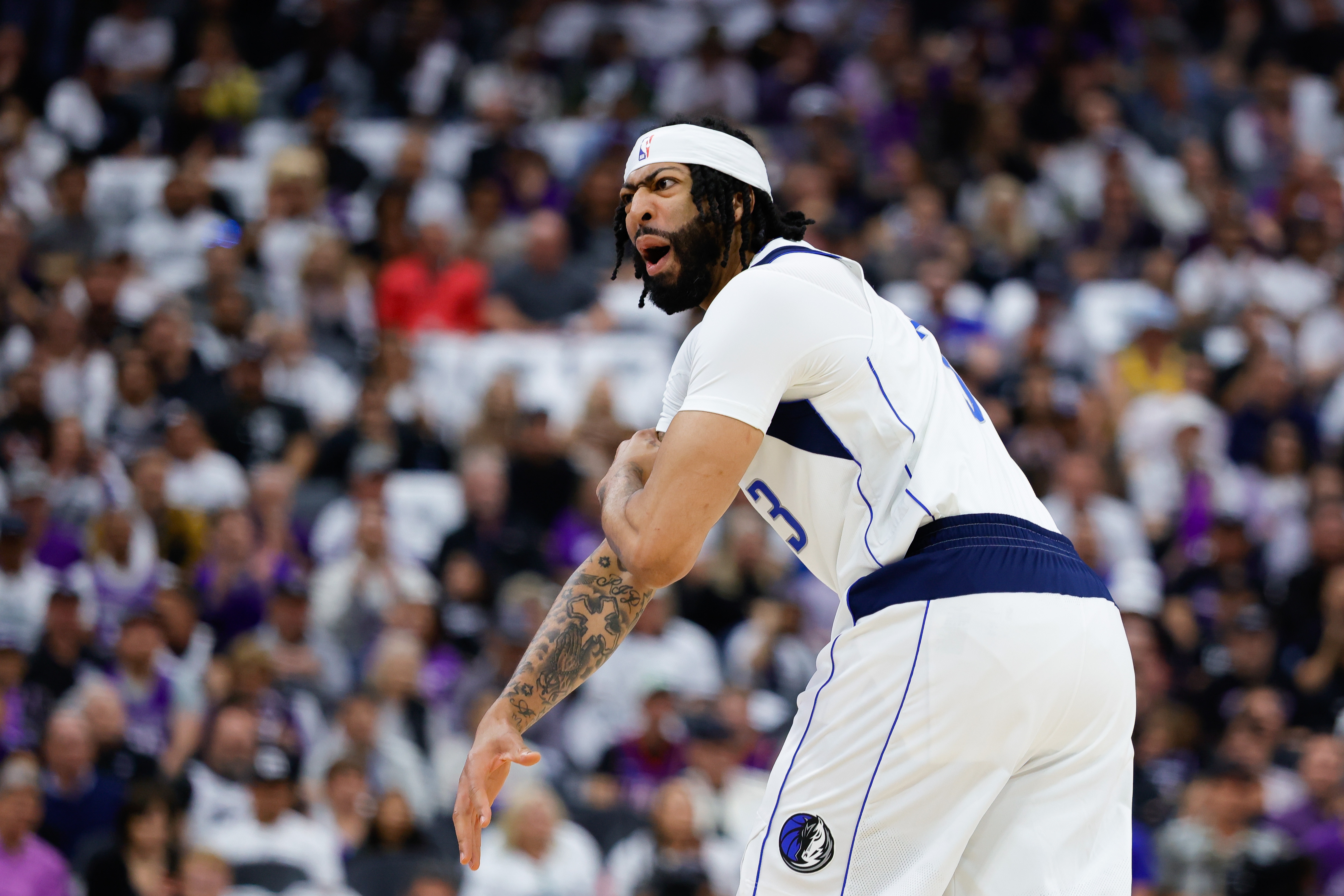 独行侠球迷放心了！浓眉视网膜修复手术后首次参加5V5训练！