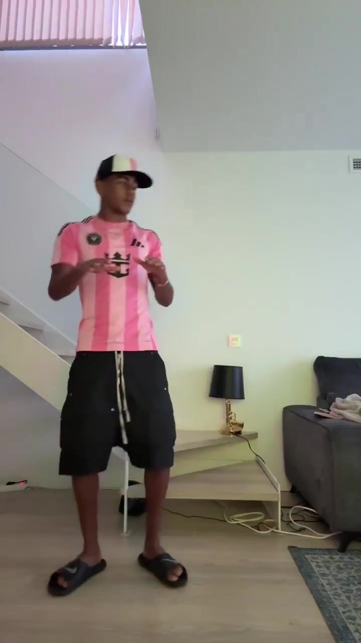 👀致敬？亚马尔社媒晒视频跳尬舞，身穿梅西的迈阿密国际球衣