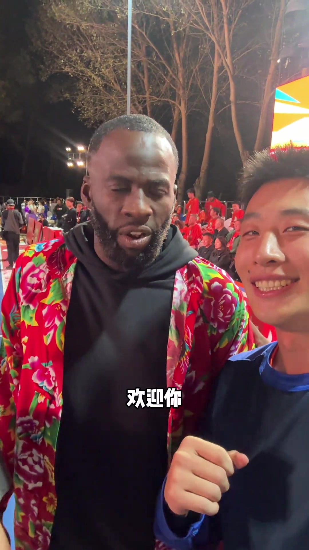 梦幻融入😂！追梦大花袄吹唢呐转手绢 联动宋小宝惊出表情包