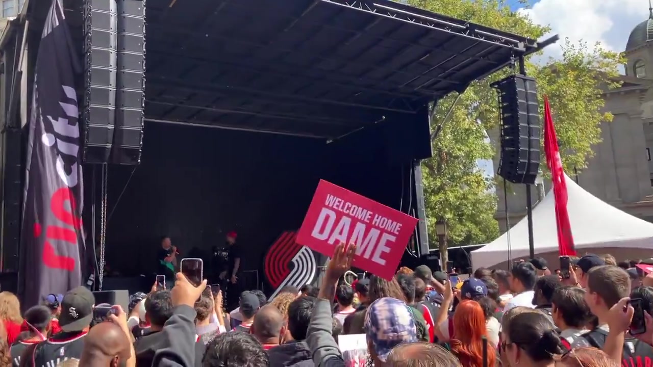 杨瀚森与利拉德拥抱！开拓者举办活动 欢迎35岁利指导回家