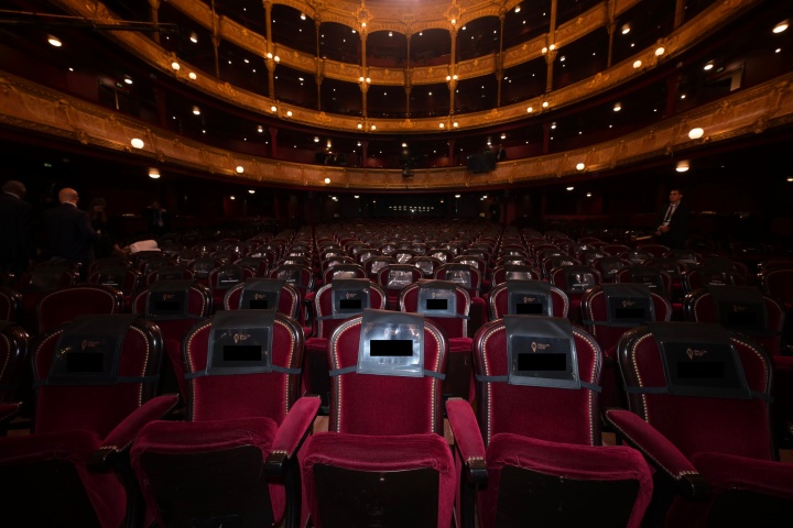 今年谁C位？金球奖官方晒照：现场准备就绪，座位名单待揭晓