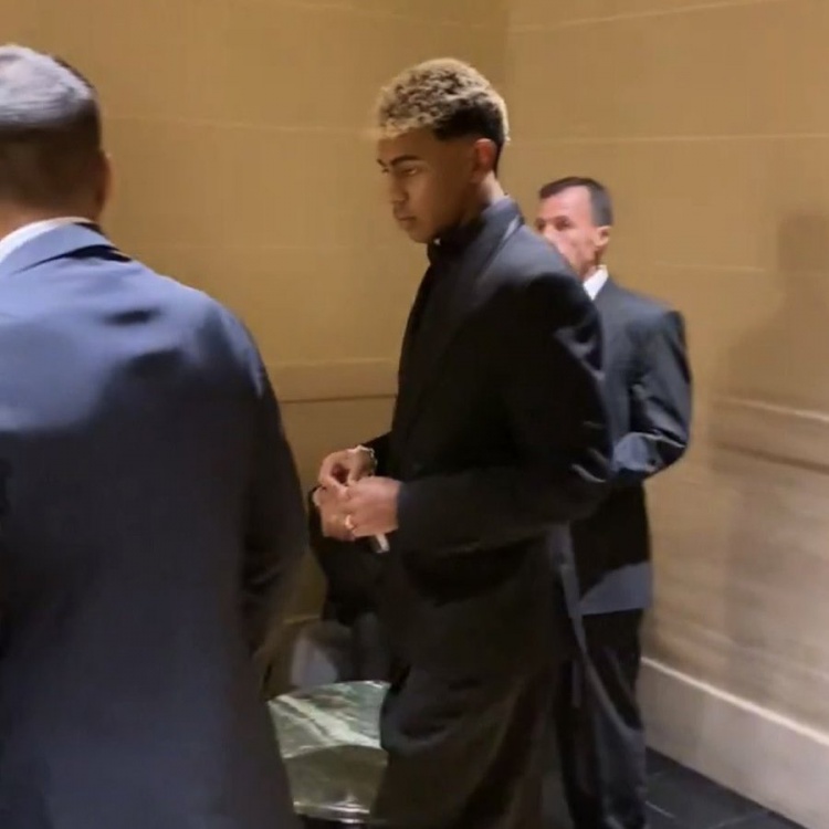 世体：巴萨代表团和亚马尔身边人越来越乐观，认为他会获得金球奖