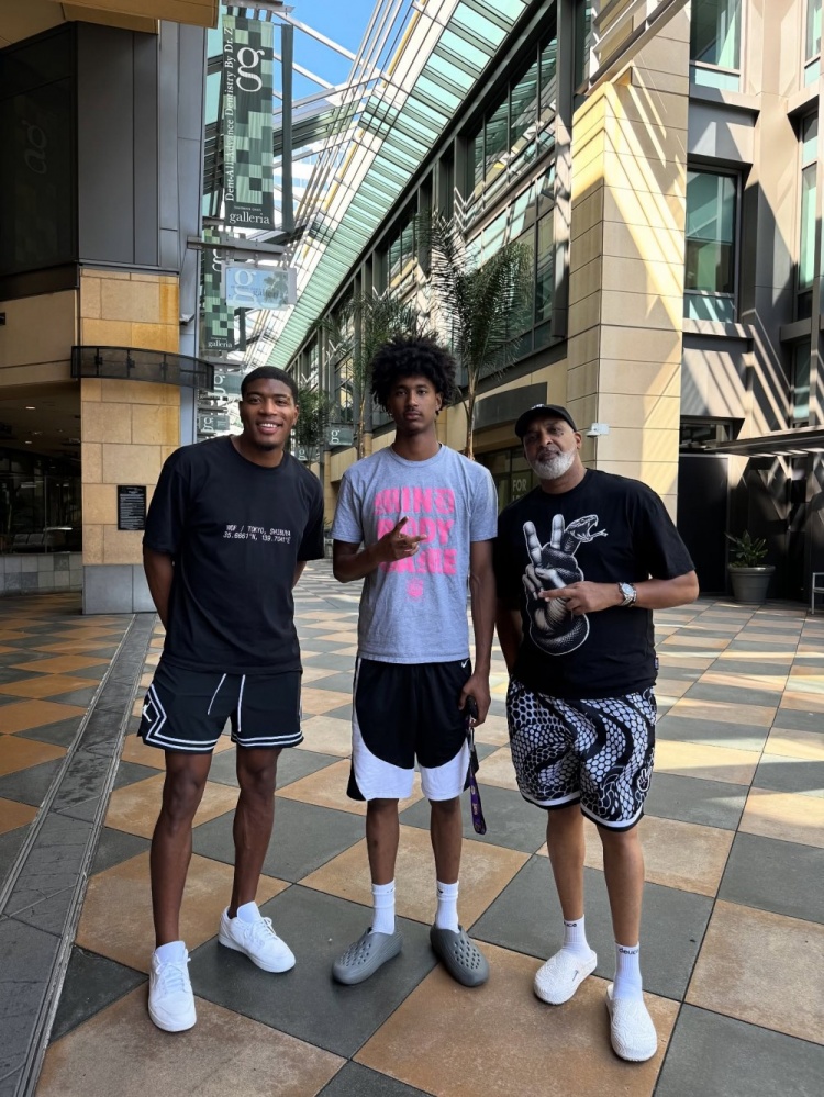 为归化踩踩点？阿里扎儿子塔基闪现日本 与八村塁&汉迪合影