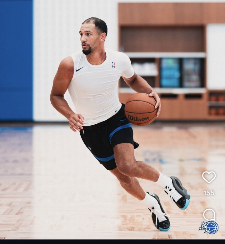 😂才24岁呢！萨格斯年纪轻轻就秃成这样了？