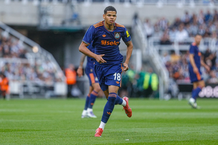 埃迪-豪：奥苏拉踢得很好，我在考虑英超给他首发机会