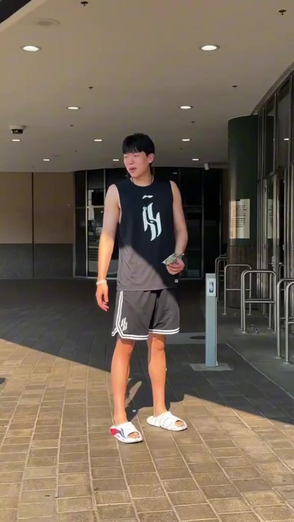 杨瀚森来开拓者球迷商店购置衣物  挑选了几件自己的16号球衣