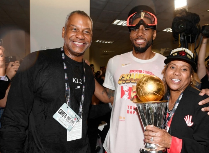 TA：湖人追求小卡时卡舅索要股权等无理要求遭到了湖人管理层嘲笑