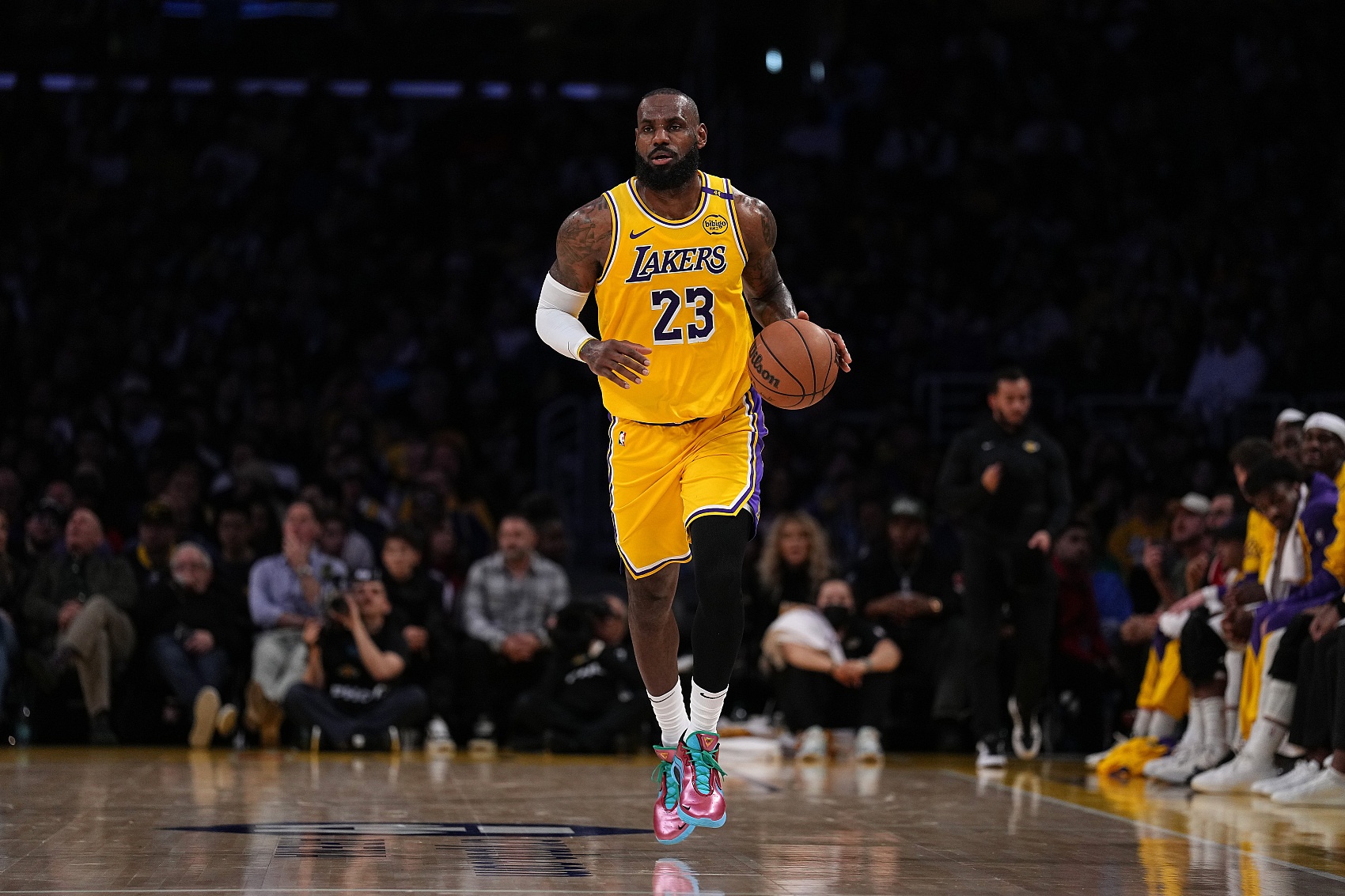 夸梅：詹姆斯只是高中学历 却被捧成世界最聪明 他并非什么都懂