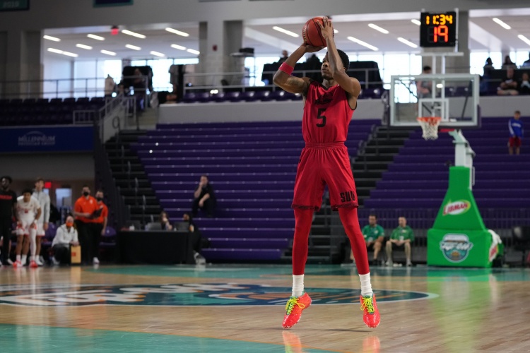 队记：湖人签下后卫泰维安-琼斯 并裁掉后卫贾伦-坎伯兰