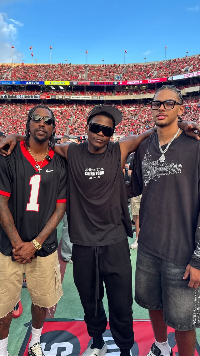 华子重返母校看球 还不忘穿“China Tour”特制T恤