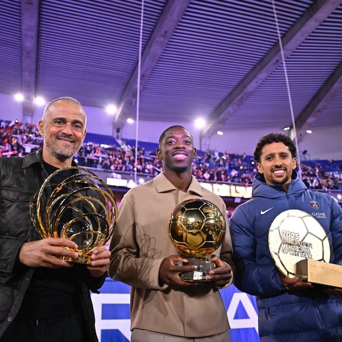 巴黎晒恩里克、登贝莱、马尔基尼奥斯+三奖项合影：集体的力量