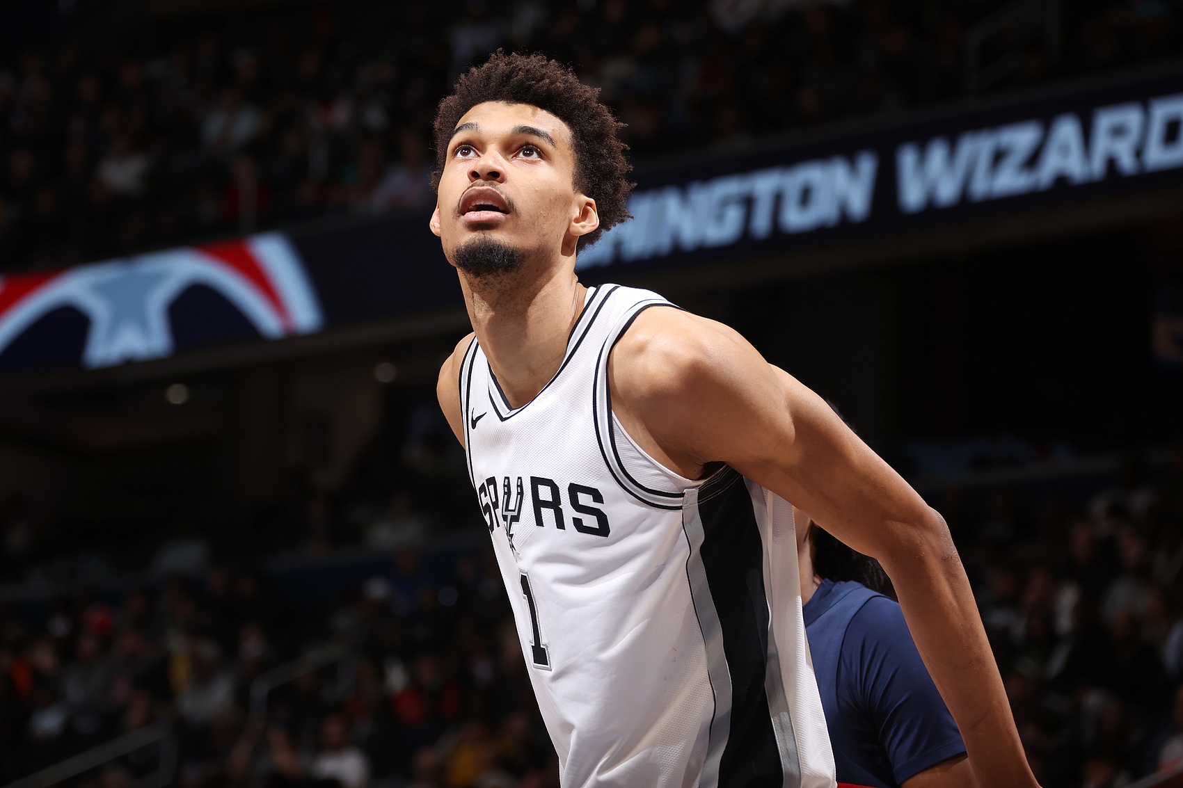 血栓问题解决！米奇-约翰逊：文班将以完全健康的状态参加训练营