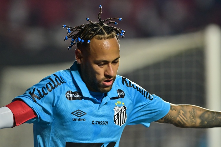 月薪约62万欧！巴媒：内马尔预计今年11月复出，踢巴甲剩余比赛