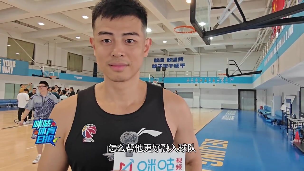 怎么帮赵睿融入球队呢？方硕：还用我帮他吗？他到哪儿都自来熟